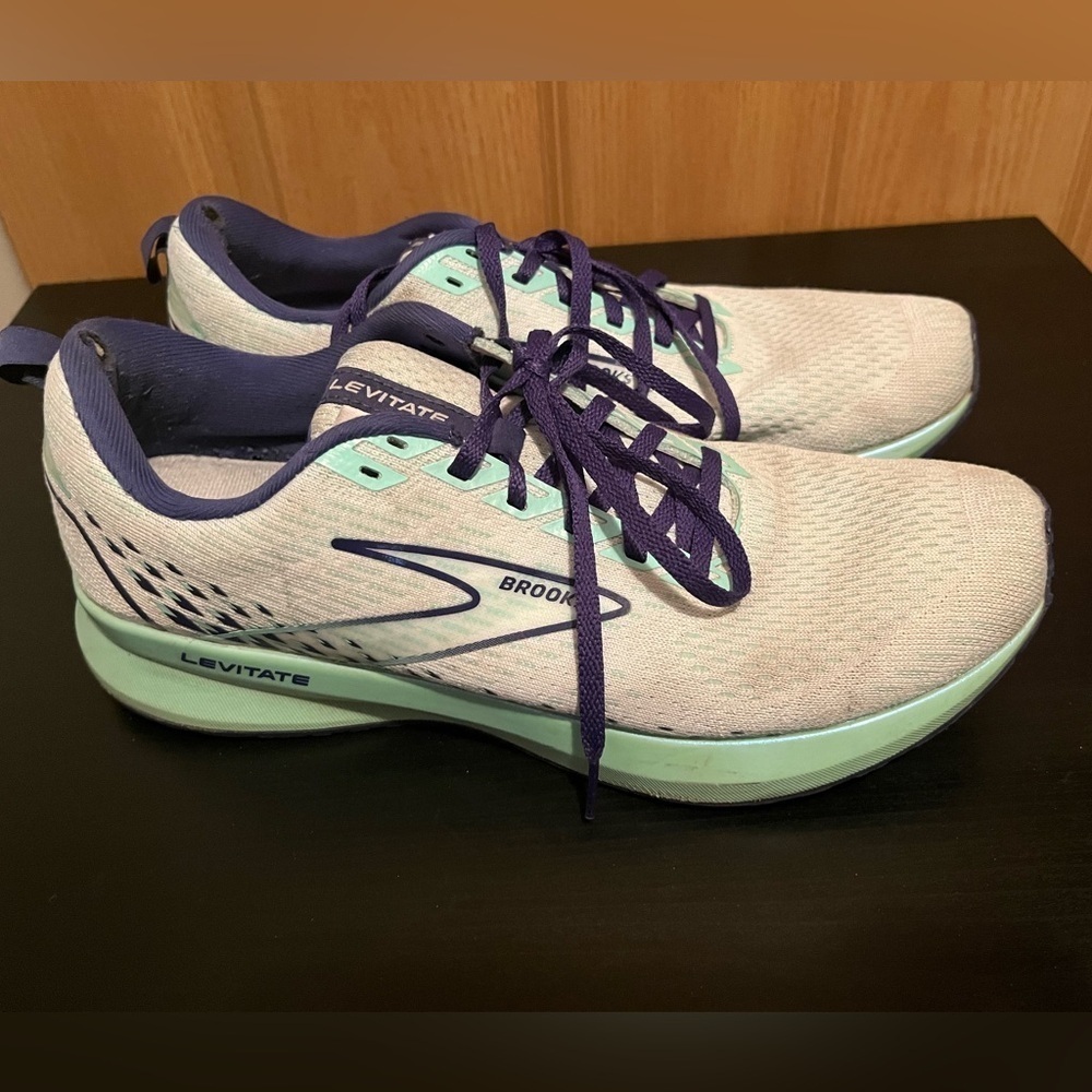 Brooks Levitate 5 Women's Running Shoes in White/Navy Blue/Yucca